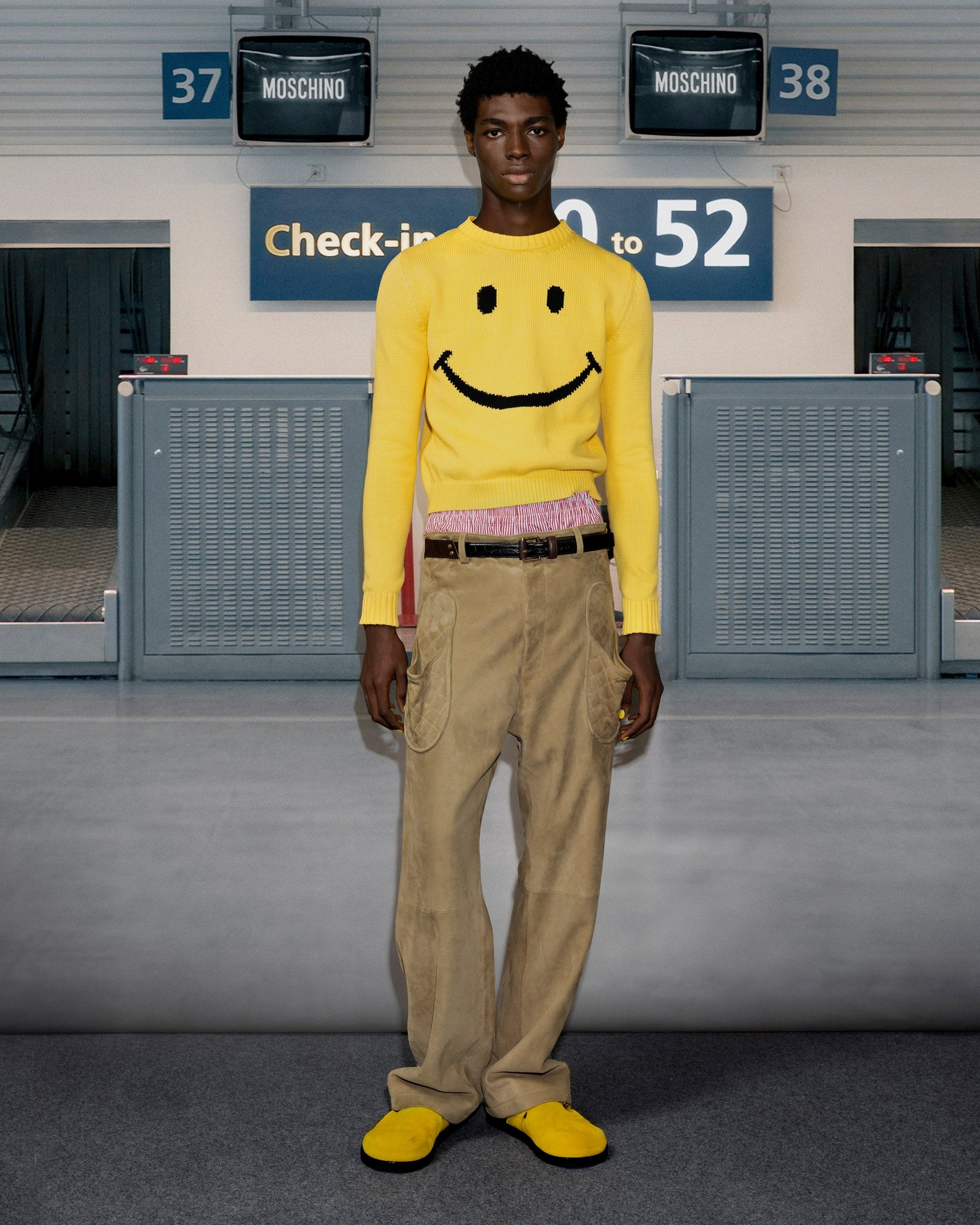 【送料&関税込】Moschino Smiley Sweater Moschino Smiley Sweater | Yellow | FARFETCH